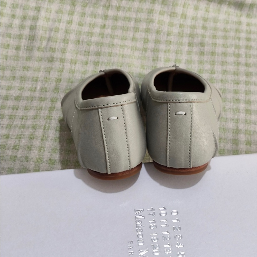 Maison Martin Margiela Light Gray Tabi Leather Flats - Picture 3 of 6